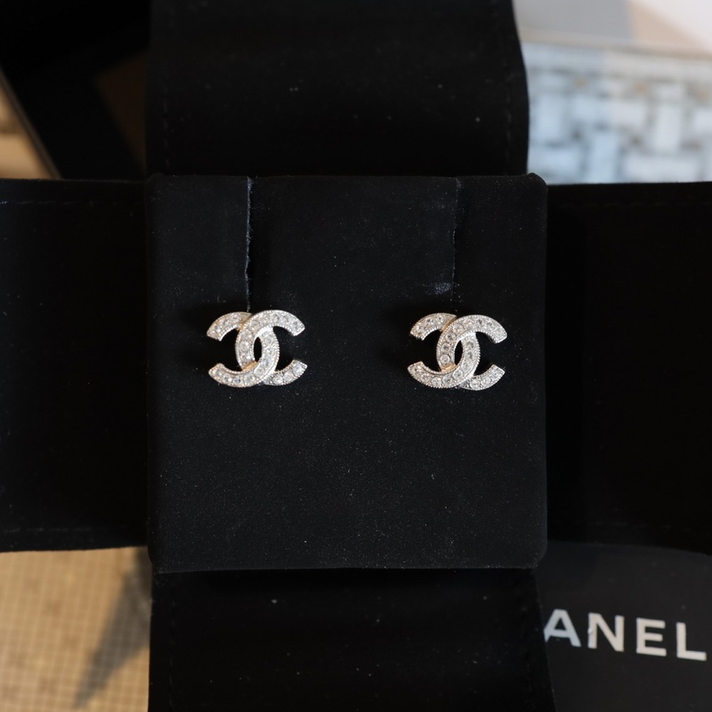 Pre-Owned, CHANEL CC silver & crystal earring studs